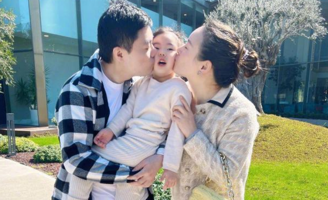 丁俊晖|丁俊晖晒全家福，与娇妻亲吻女儿脸颊，小家伙受宠若惊，画面幸福
