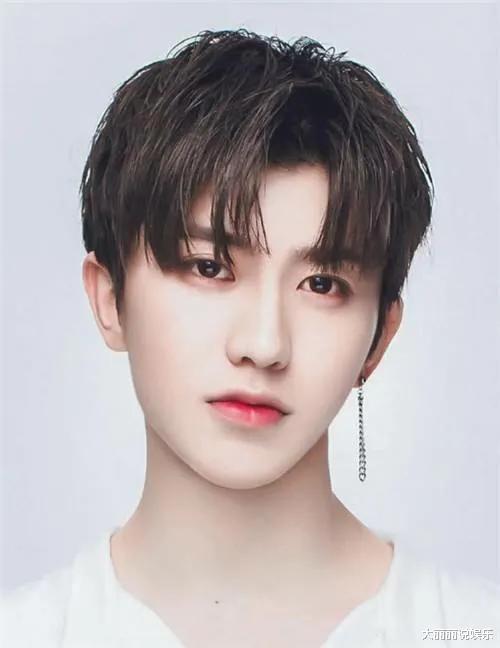 明星 那些出道前后大变脸的明星，最后一位堪称“换人”