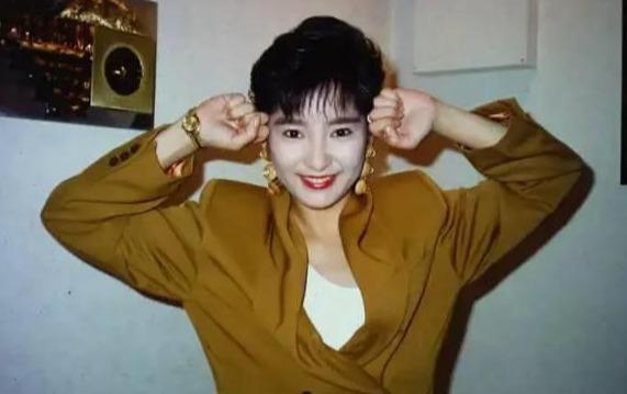 雪梨|她14岁和张国荣相恋,17岁当小三生子被抛弃,今55岁不后悔