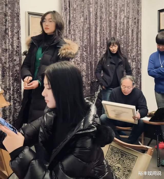 徐锦江|徐锦江大年初七开工！亲自教导两位美女学生画画，巨大铜像引关注