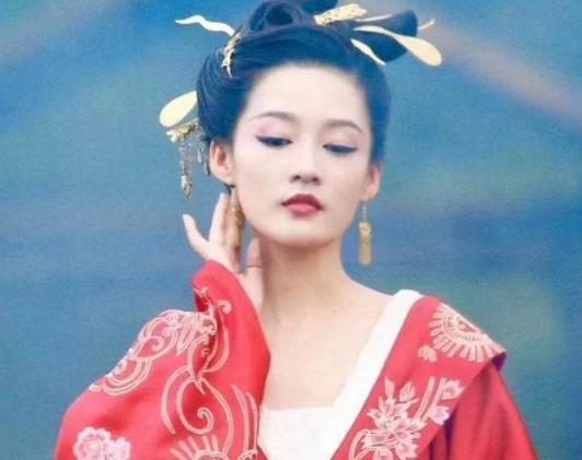 杨紫|《长相思》造型官宣,杨紫服装成影楼风,红衣造型真心拖后腿