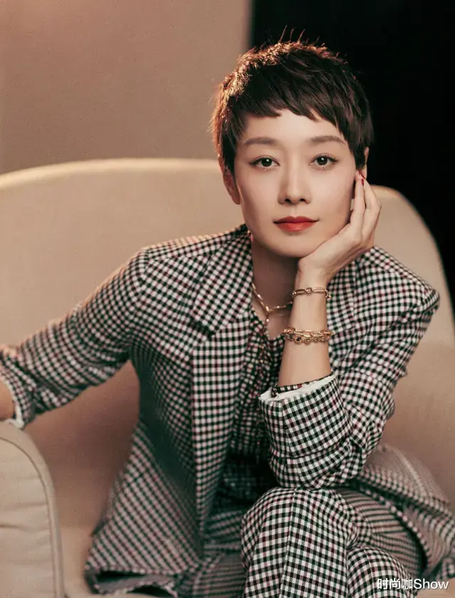百褶裙 四五十岁的女人别留长卷发了，推荐这5款短发，气质又减龄