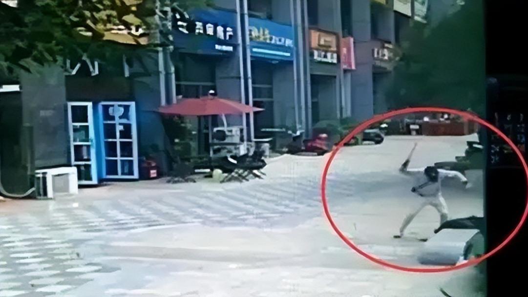 人心不可测，12月22日，一男子持斧将前妻现任在路边杀害