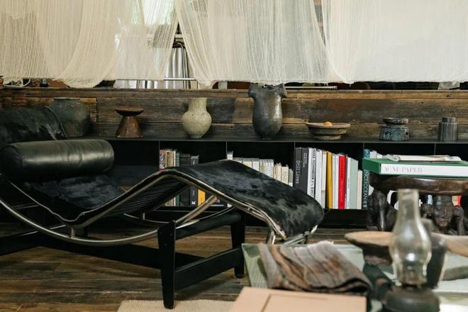 |他蜗居35m2,每月额外花8000元租别墅,摆满古物