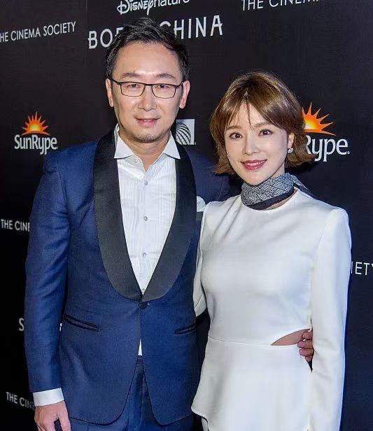 陆川|陆川妻子太漂亮了！夫妻罕见合体她打扮好精致，被老公牵手好娇羞