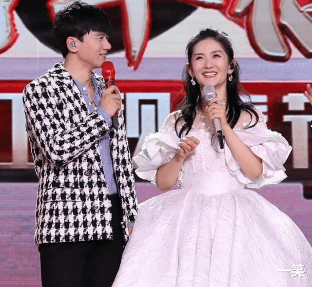 贾玲|《快本》停播后,谢娜现身东方卫视春晚录制,与张杰同台秀恩爱