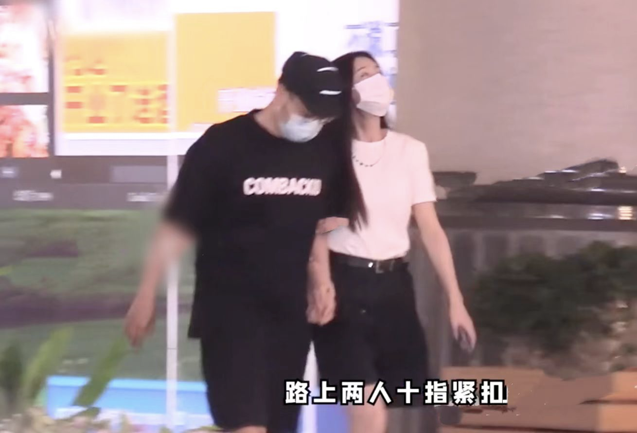 杜海涛|沈梦辰杜海涛与友人聚餐，两人十指相扣依偎说笑，婚后依然如初恋