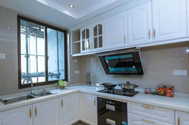 130平欧式三居室,墙纸+护墙板将墙面划分?的?方方正正