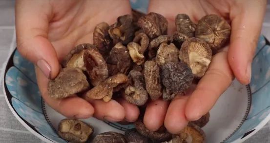 变质香菇干危害大,牢记4点选购技巧,一眼就能辨识,涨知识了!