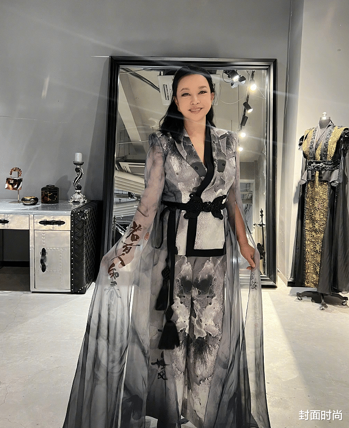 穿衣搭配|刘晓庆穿水墨印花西装走秀，一把年纪精神奕奕，就是脸有点垮了