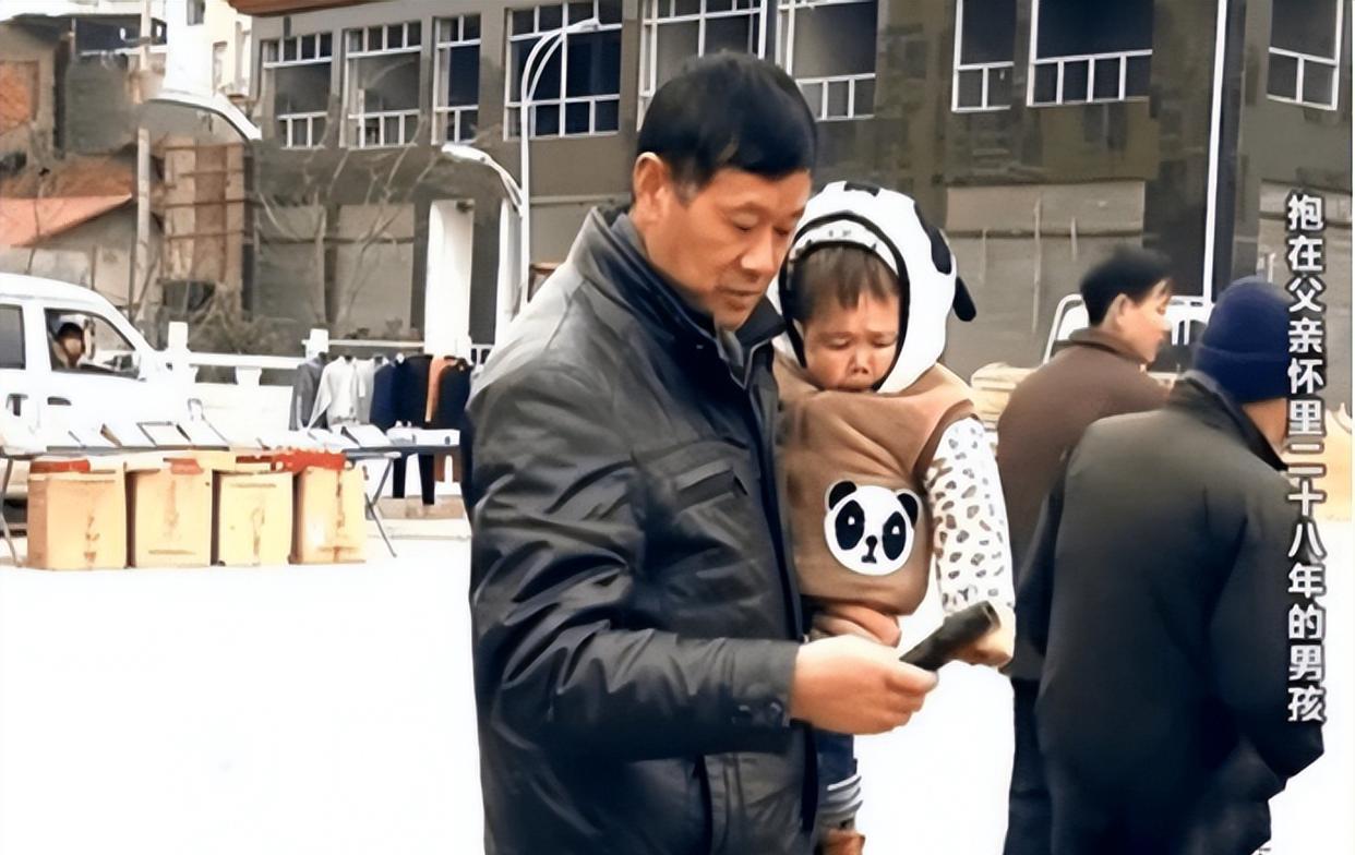 中国第一袖珍人吴康:年龄34岁,面貌却停在1岁,他怎么养活自己