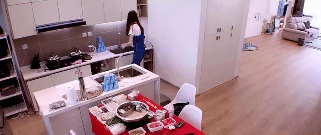 晒晒何穗的豪宅，不愧是国际名模，家里地面堆满高跟鞋