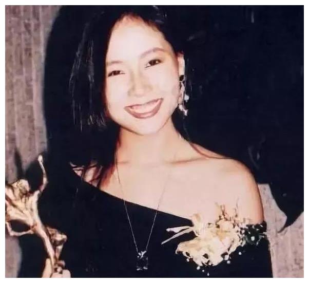 叶童|结婚34年无子女,目睹富豪丈夫梅开四度, 叶童为何坚持不肯离婚?