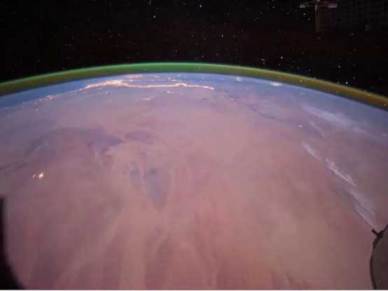 火星出现奇妙绿光,证实了氧气的存在,未来移民火星靠谱吗?