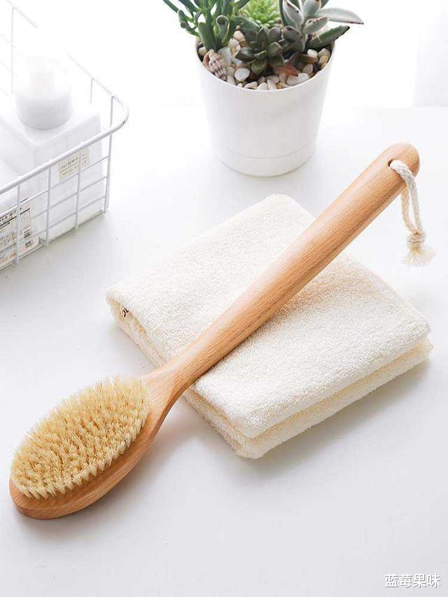 汗疱疹|洗澡搓下来的黑泥到底是什么?显微镜放大100倍,看完一阵恶寒