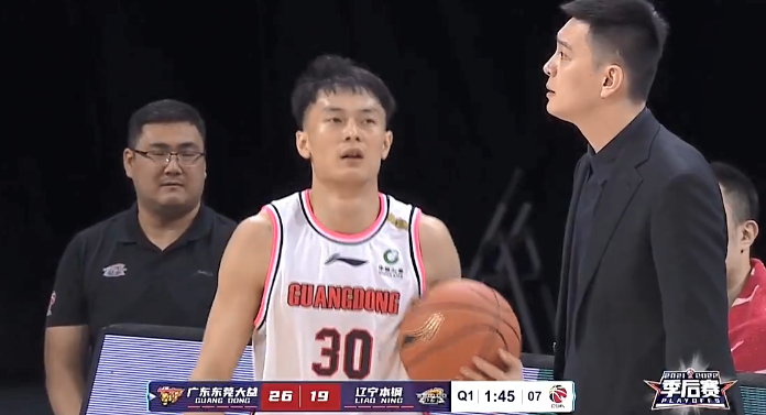 广东男篮|广东10人轮转打12-2领先8分，杜锋出奇兵，汤杰4分在场赢14分