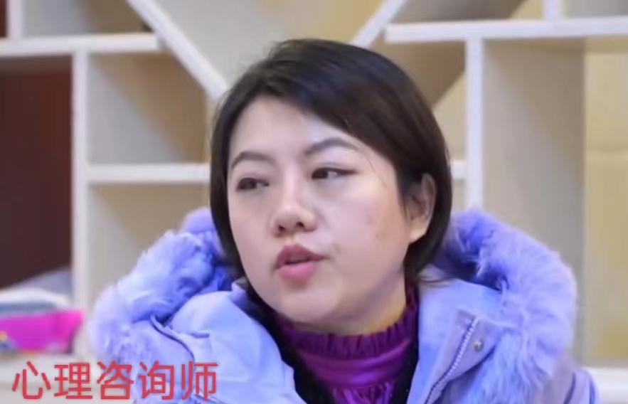 续:哥哥保护妹妹被父亲用木板殴打,哥哥:他常打妈妈,喜欢打牌