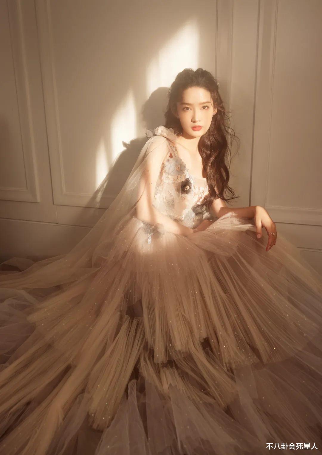 关晓彤|12位女星卫视春晚状态！杨颖唐嫣美得亮眼，关晓彤大长腿厉害了