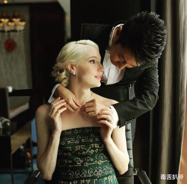 撒贝宁|撒贝宁一家四口逛街，全程亲自抱娃不嫌累，龙凤胎颜值出众惹人赞