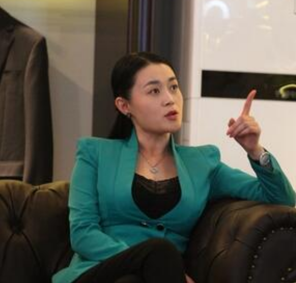|关婷娜：21岁签约赵本山公司，长得漂亮39岁还单身，父母一直为她担心