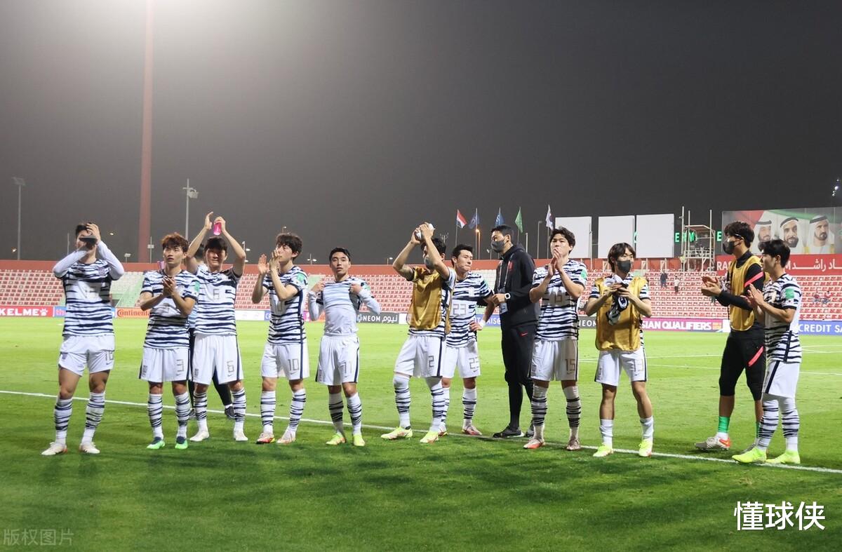 韩国队|2-0，4连胜！控球65%造6比0，亚洲第2支出线队诞生，国足劲敌出局