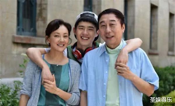 冯巩|冯巩老婆照片曝光，两人同框像父女，难怪隐藏39年之久！