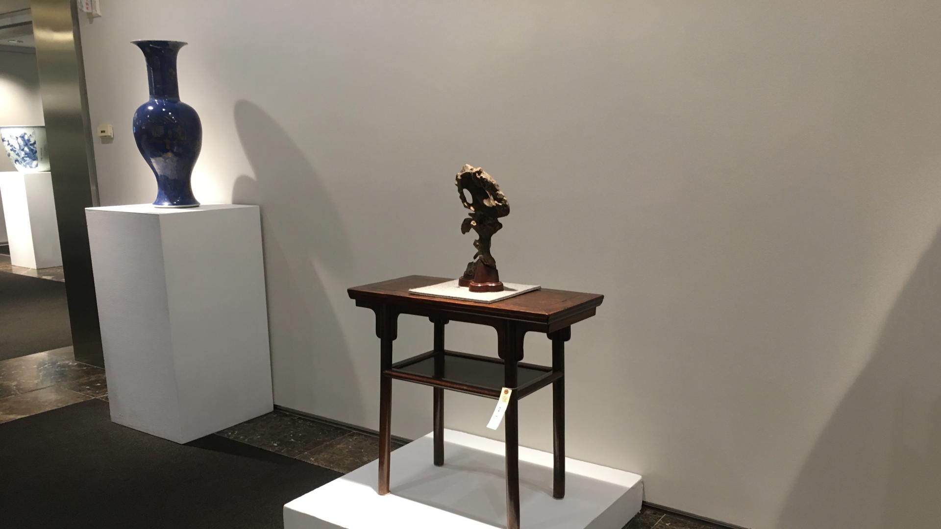 |承放赏石也足够，黄花梨小平头案腿间带屉