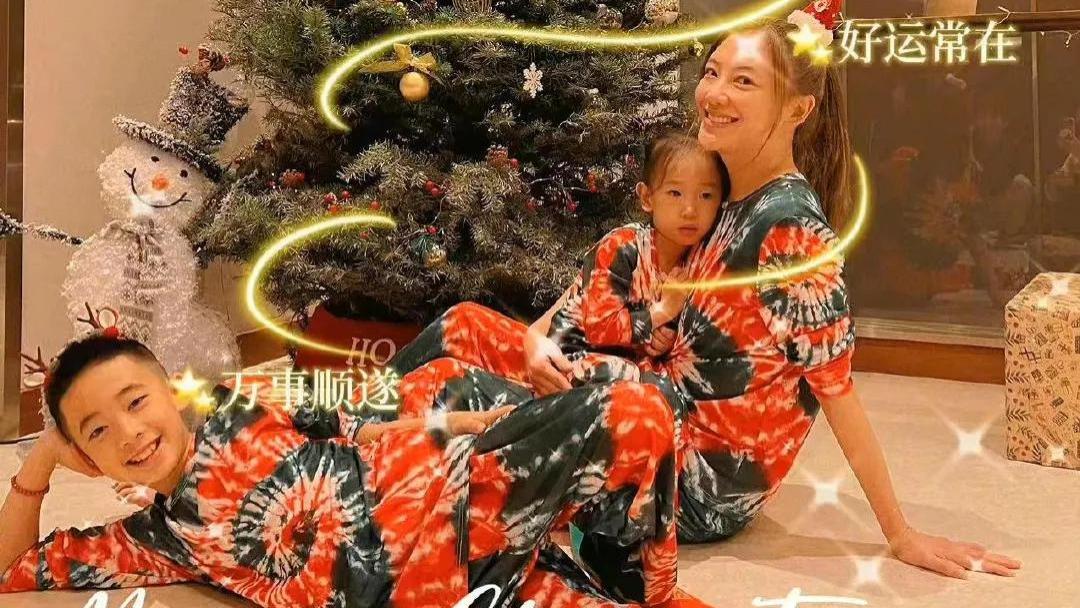 圣诞树|应采儿晒母子三人合影，穿同款圣诞装画面温馨，hoho又被认成女儿
