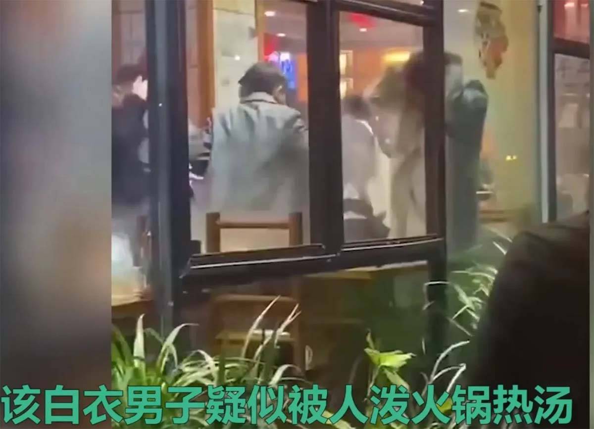 原创男子在餐馆内被围殴,全程抱头不还手,还是被泼了一身火锅汤