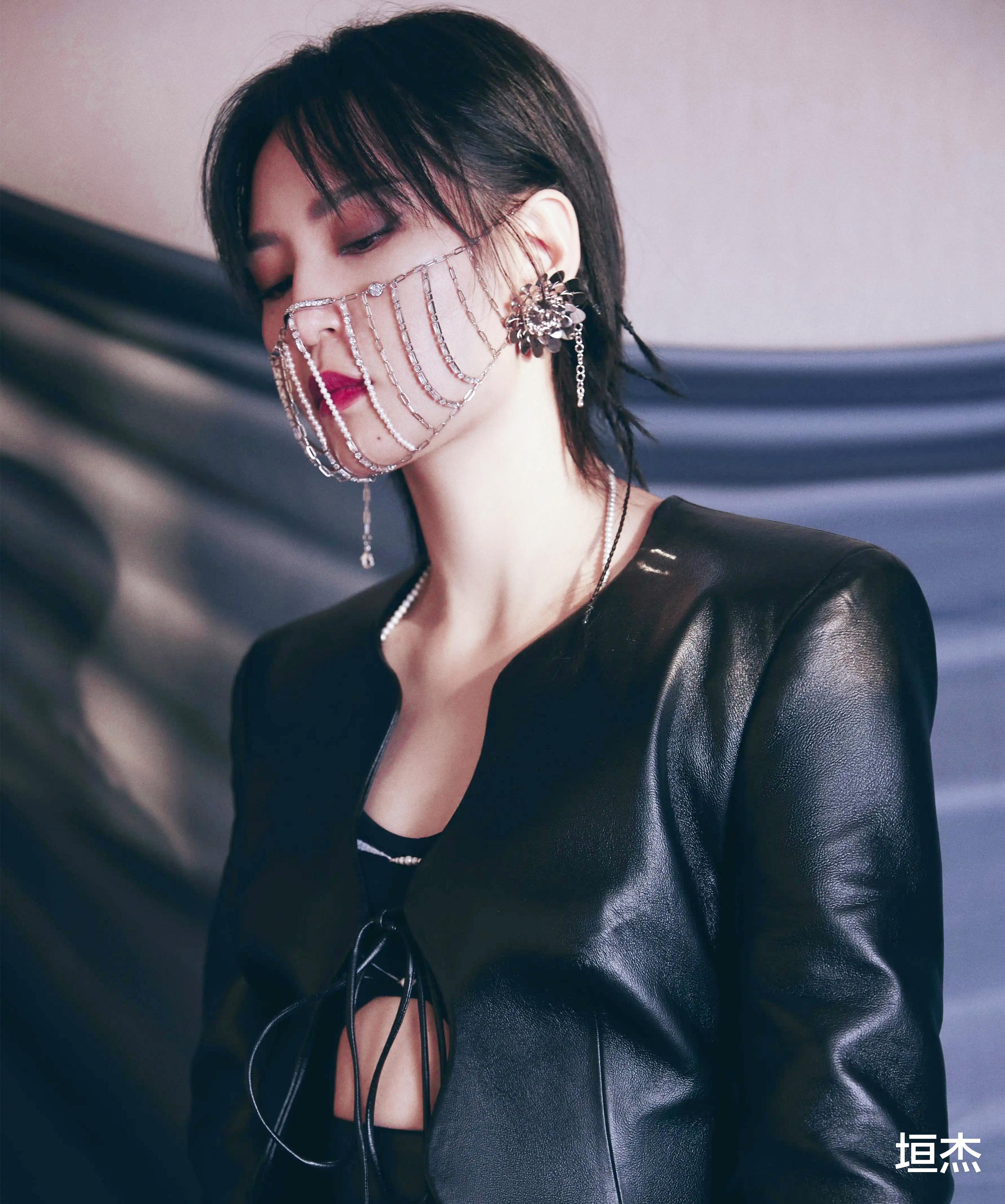 周笔畅|17年后再看周笔畅,从爆红到跌落低谷,她是如何翻身的?