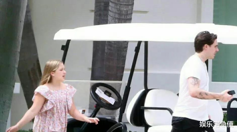 维多利亚·贝克汉姆|贝克汉姆高调抵达女方家，贝嫂晒与新儿媳合影，小七当伴娘心情好