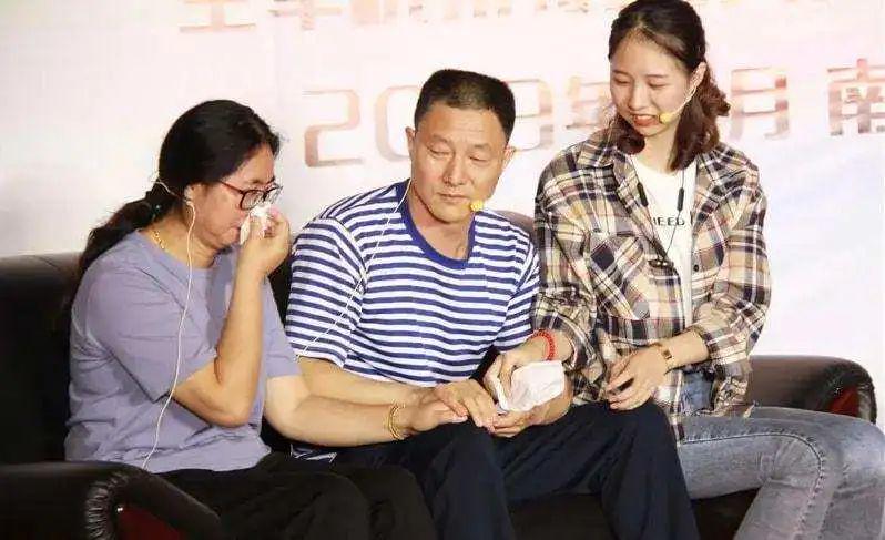 浙江女孩为救同学身中8刀,现场画面触目惊心!这个热搜该给她了