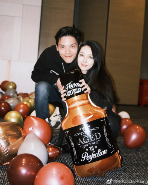 郭碧婷|向佐为郭碧婷和向太庆生，公开全家福曝光婆媳关系，小奶皇正脸出镜