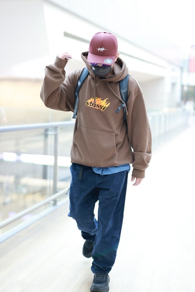 陈小春|55岁的陈小春真时髦，卫衣+宽裤变身潮男，这风格可以照着穿