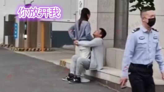 江苏：男子约会女网友被女友撞见，抱着女友求原谅“再也不敢了”