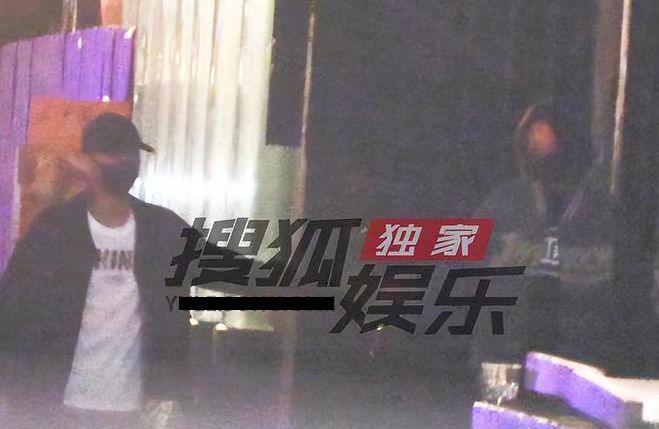 张佳宁|张佳宁疑似新恋情曝光,与年轻男子酒吧聚会,牵手出门感情甜蜜