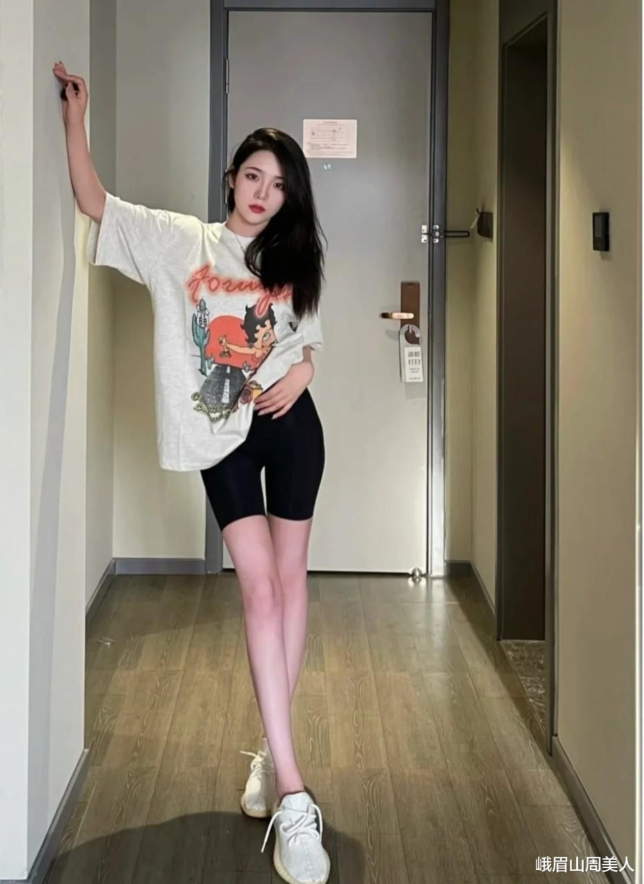 今年火了一种穿法叫：“T恤+无痕裤”，显瘦时髦，明星潮人都在穿