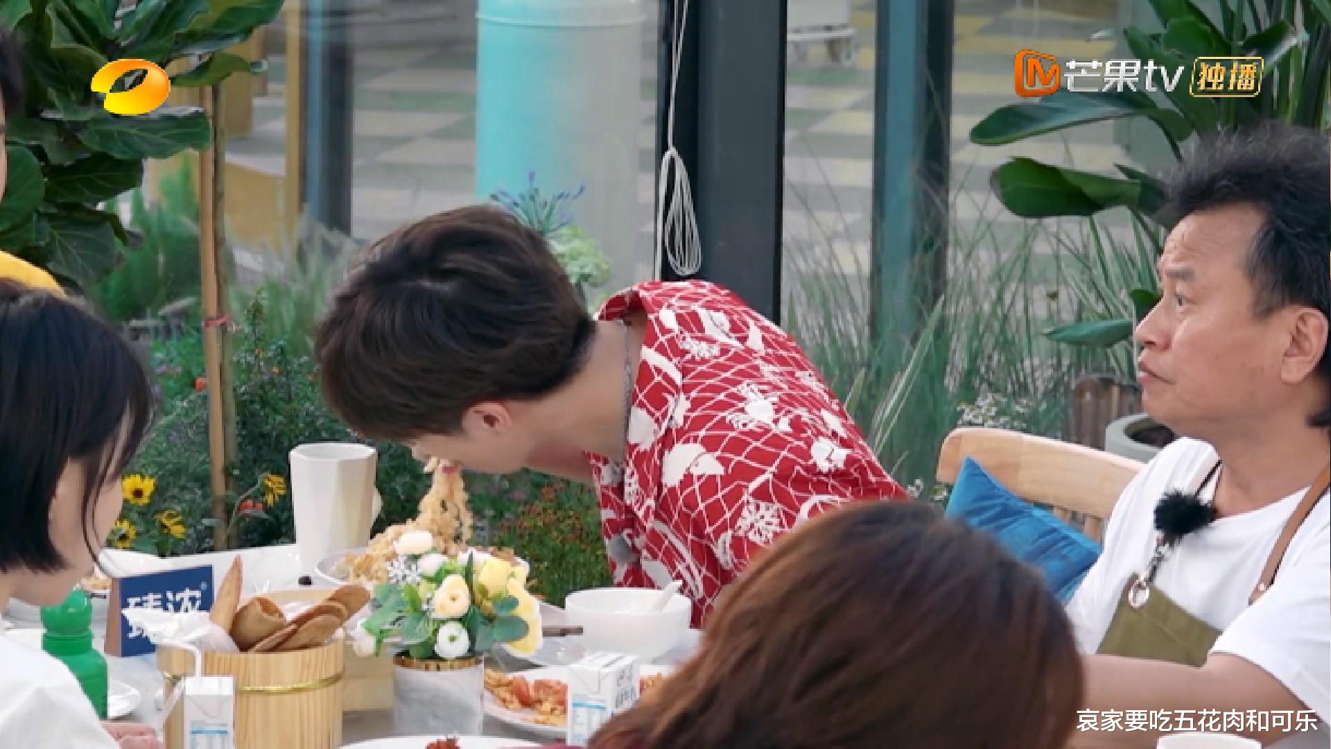 赵丽颖|看到陈立农面前那盘像小山坡的面，我忍不住笑了！