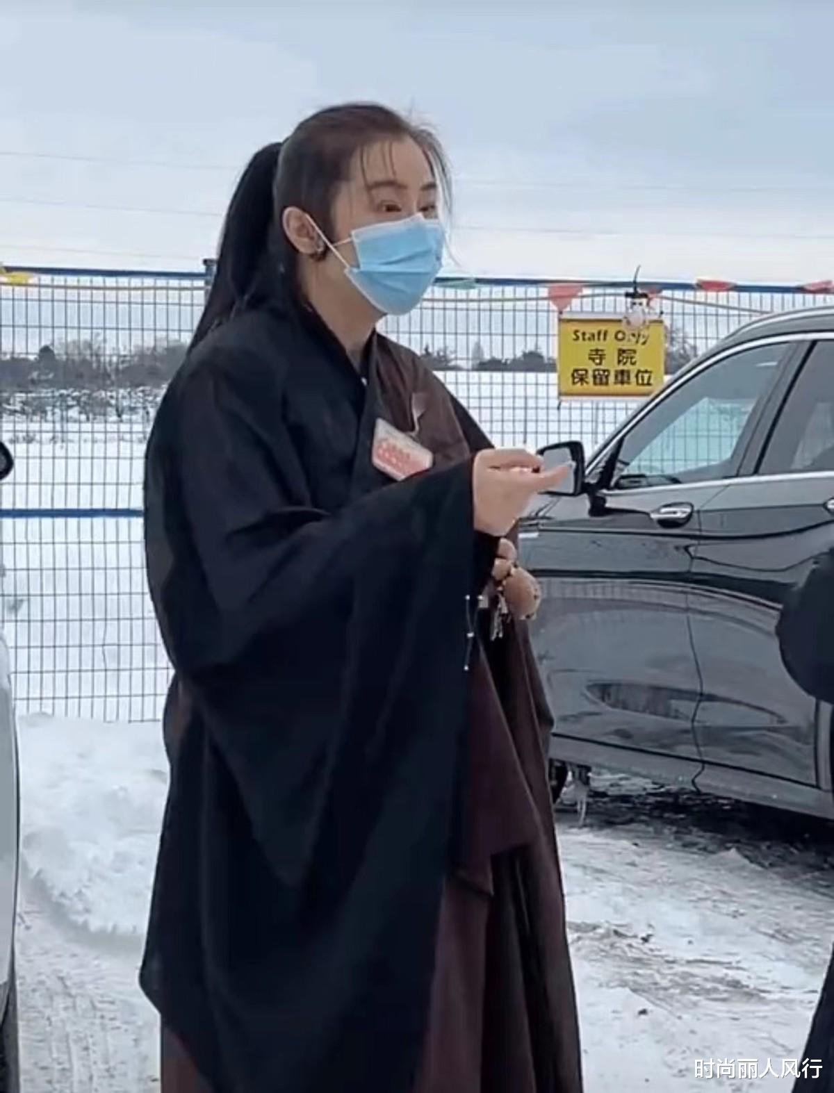 高马尾 54岁王祖彦带发修行！穿僧袍拿佛珠不敢认，梳高马尾本人超级美