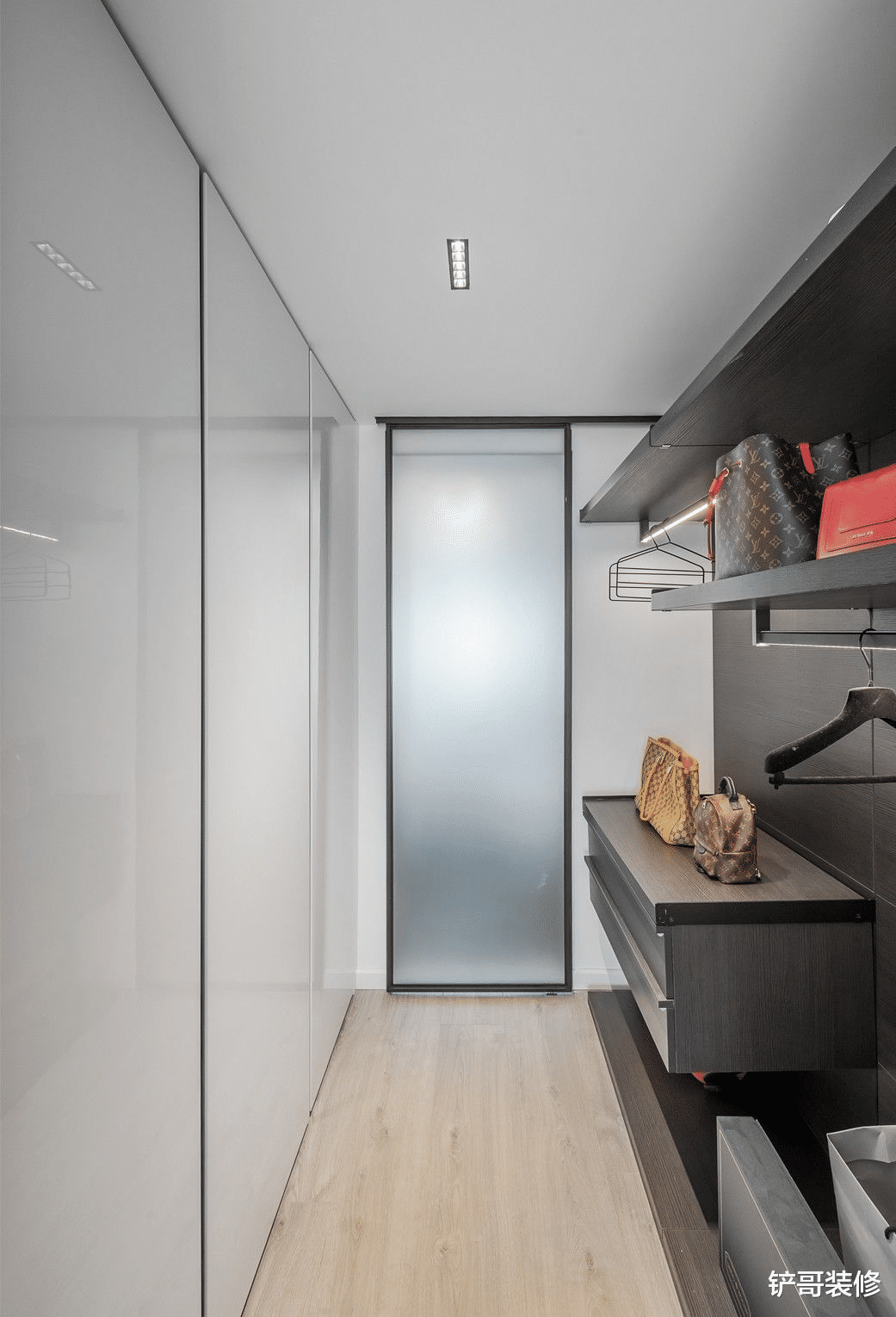 崇尚自由的业主，运用白灰色装饰，创造精致的生活空间