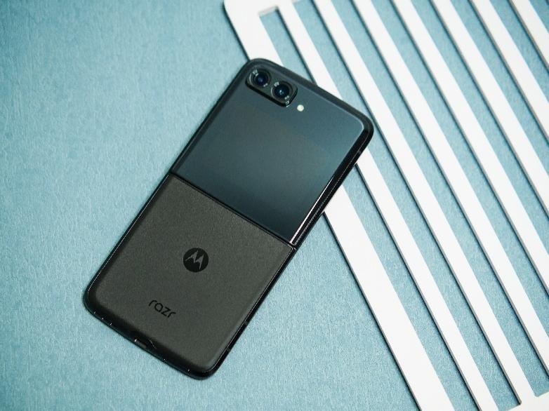 razr|记忆重回V3时代!razr 2022央视广告有点意思