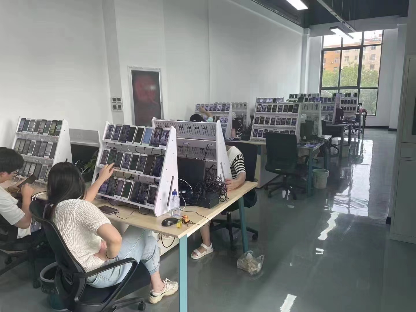 抖音|网红工作室，抖音机房搭建怎么做？听朋友说月入2W+？