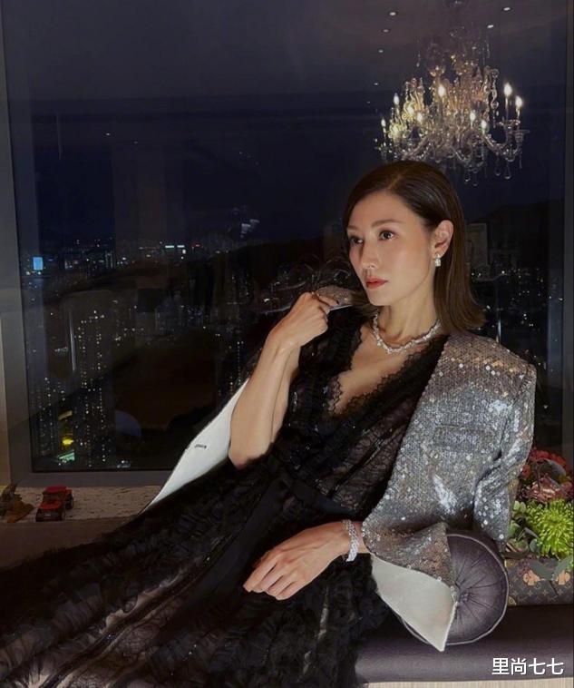 穿衣搭配|李嘉欣病愈后现身阔太聚会，特地染发提精神，全副武装穿衣最保守