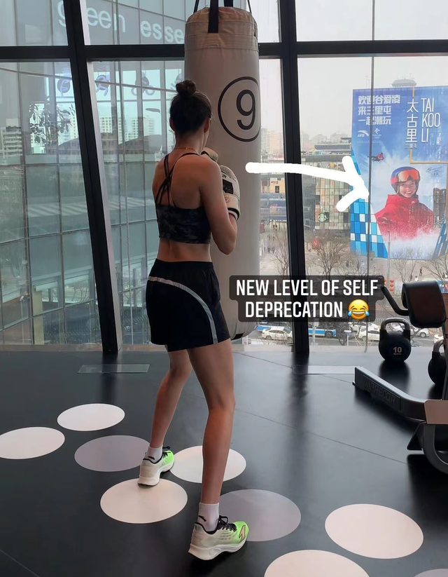 成龙|谷爱凌疑进军演艺圈,与成龙合照笑容满面,拳击教练为成家班成员