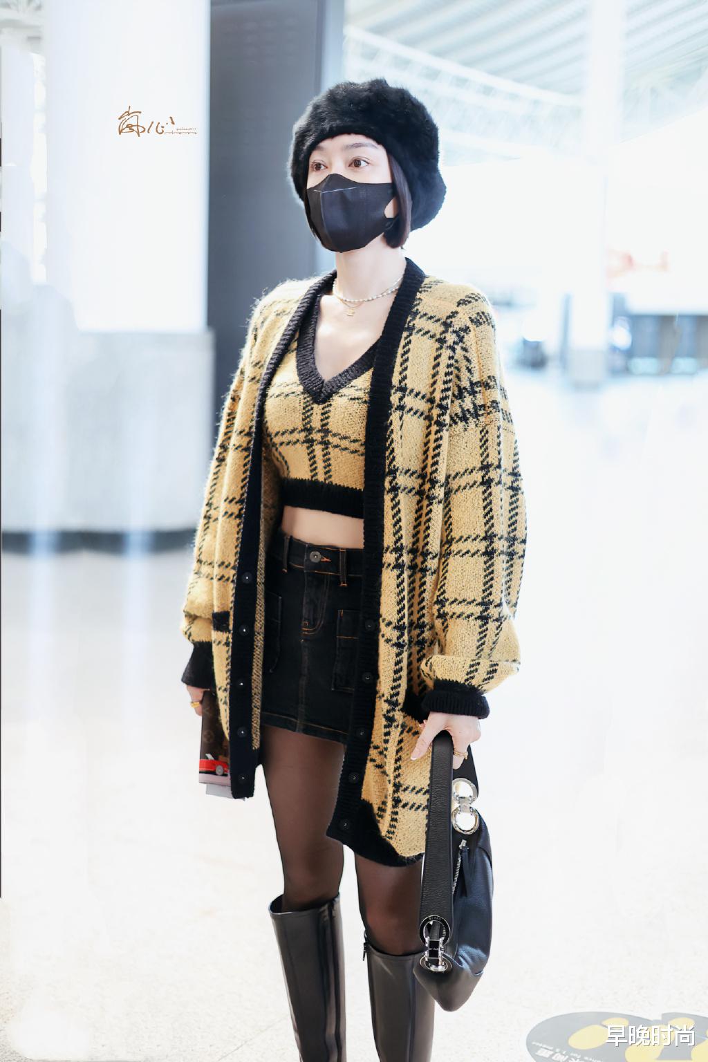 达里奥|真的“小看”秦岚了！43岁会保养还会穿，超短裙配丝袜马丁靴辣妹出街