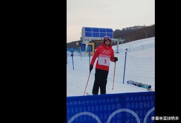 谷爱凌|太可爱！谷爱凌跳完东张西望找妈妈，网友调侃：找妈妈要韭菜盒子