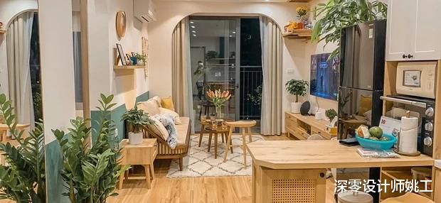 62㎡在装修上力求简洁，以奶油色打底搭配藤编，温馨舒适又简洁