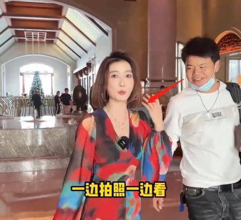 |聂小雨深冬穿露脐装，小蛮腰冻红粉丝喊话心疼，摄影师眼神引热议