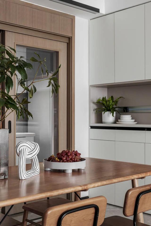 她家130㎡,装修不奢华,却简约耐看,光一个阳台就人见人夸