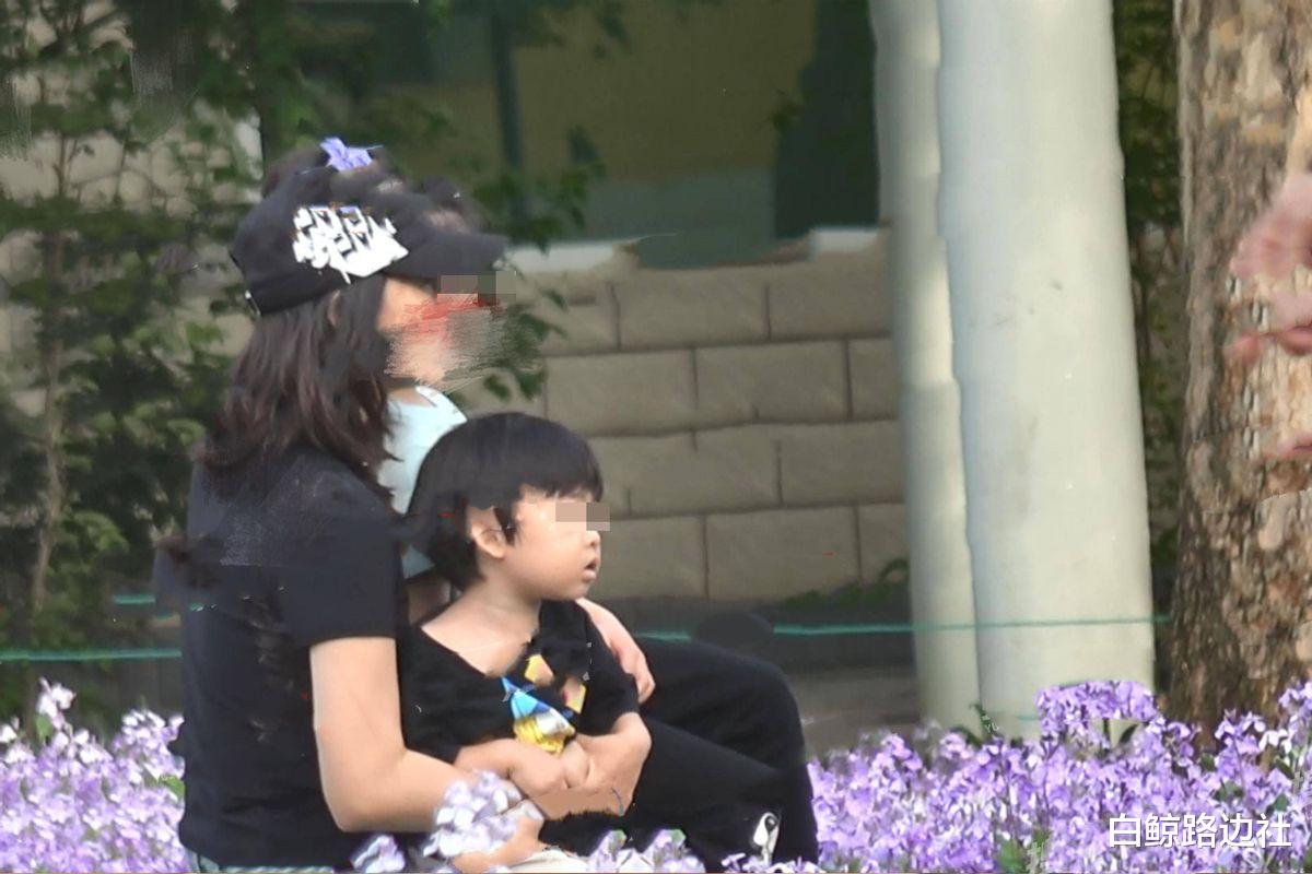 章子怡|章子怡携俩娃逛公园！陪女儿醒醒坐海盗船，2岁儿子长相酷似汪峰